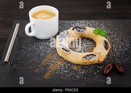 Traditionelle maltesische süßen Honig, Ringe mit schwarzer Melasse, Orangenschale, Zimt, Gewürzen und Honig. Qaghaq tal-Ghasel traditionelle Weihnachten Dessert auf Malta Stockfoto