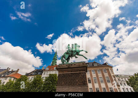 Blick auf die stadt Gründer Bischof Absalon Statue in Kopenhagen, Dänemark. Stockfoto