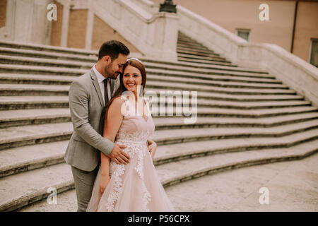 Junge Hochzeitspaar auf die Spanische Treppe in Rom, Italien Stockfoto