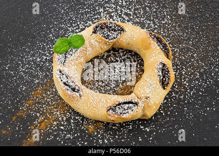 Honig Ring ist traditionelle maltesische Süße zu Karneval und Weihnachten. Ring Gebäck mit schwarzer Melasse, qastanija, Marmelade, Zitrone, Orangen, gemischte Gewürze, Zimt, Vanille und Sirup Stockfoto