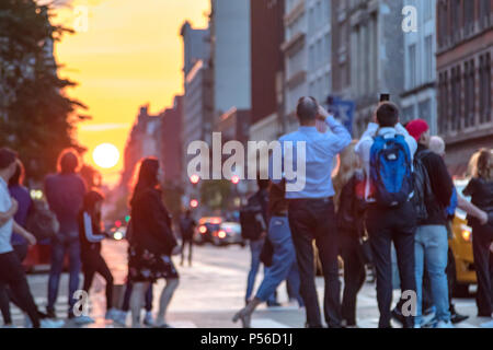 Die Menschen in der Mitte der 23. Straße und Broadway fotografieren der Sonnenuntergang in Manhattan, New York City Stockfoto