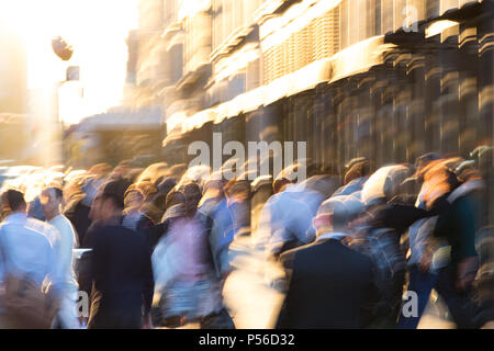 Abstrakte Masse von Menschen zu Fuß nach einem sonnigen Urban Street in New York City Stockfoto