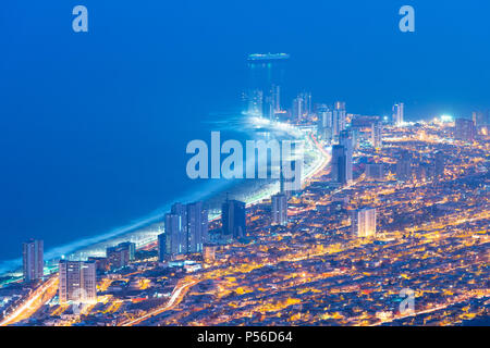 Luftaufnahme von der Hafenstadt Iquique an der Küste von der Atacama Wüste im Morgengrauen, Chile Stockfoto