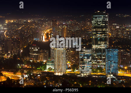 Panoramablick auf Providencia Vitacura, Las Condes und Bezirke in Santiago de Chile in der Nacht. Stockfoto