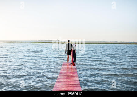 Mann mit paddleboard in der Nähe des Sees Stockfoto