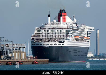 Southampton Wasser, Südengland, Großbritannien. 2018, die "Queen Mary 2" verlässt die QE 11, Klemme Stockfoto