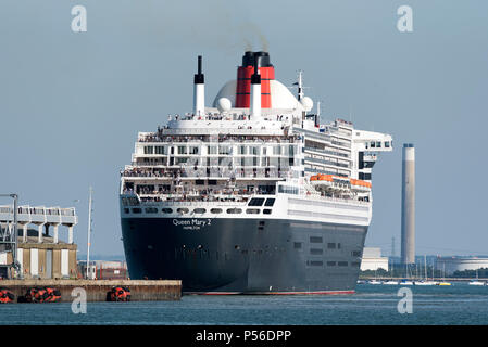 Southampton Wasser, Südengland, Großbritannien. 2018, die "Queen Mary 2" verlässt die QE 11, Klemme Stockfoto