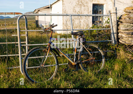 Rostigen alten Fahrrad stützte sich gegen einen Zaun, Valentia Island County Kerry, Irland Stockfoto