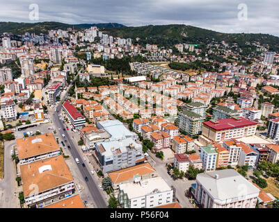 Antenne Drone Ansicht der ungeplanten Verstädterung Istanbul Kartal Yakacik. Stadtbild. Stockfoto