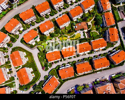 Antenne Drone Ansicht Ziegel Dach von Villen im Garten. Architektur Materialien. Stockfoto