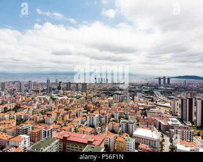 Antenne Drone Ansicht der ungeplanten Verstädterung Istanbul Kartal Yakacik. Stadtbild. Stockfoto