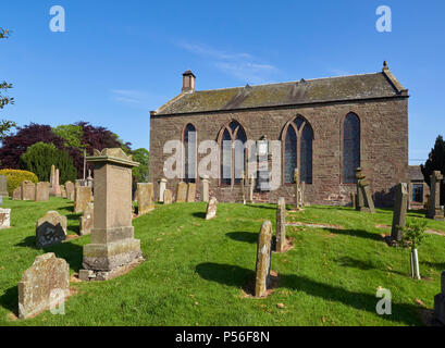 Seitenansicht eines Monikie Kirk, und die alte Kirche aus rotem Sandstein in der Nähe von Dundee in Angus, Schottland gebaut. Stockfoto