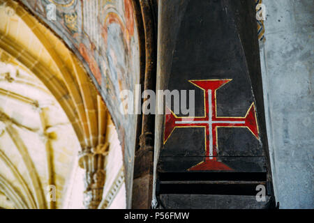 Tomar, Portugal - 10. Juni 2018: Kreuz von Malta im manuelinischen Kirchenschiff im 12. Jahrhundert Kloster von Christus - Tomar, Portugal. UNESCO-Welterbe S Stockfoto