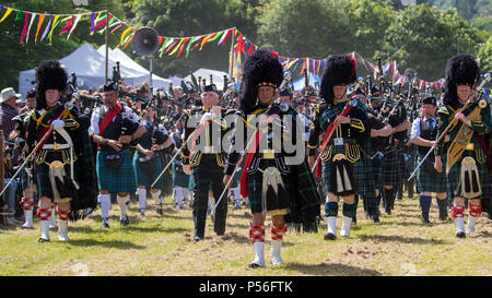 Drumtochty Spiele, Schottland: 23. Juni 2018. Drum Majors führenden die Pfeifer in einem Massierten Pipe Band während der Highland Games. Stockfoto