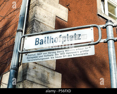 Straßenschild und explanantion zu den berühmten Ballhofplatz in der Altstadt von Hannover Deutschland Stockfoto