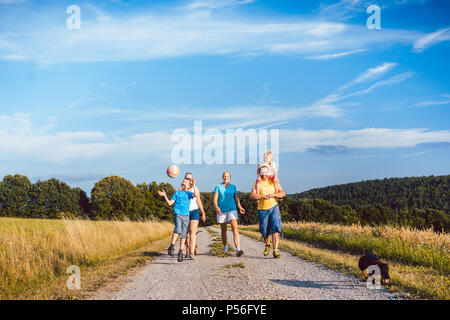 Familie wandern ihren Hund auf einem unbefestigten Pfad Stockfoto