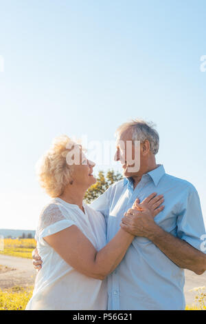 Romantische ältere Paare genießen Gesundheit und Natur an einem sonnigen Tag Stockfoto