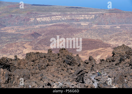 Teneriffa. Wanderer und Naturliebhaber mit Blick auf die Landschaft des Caldera auf dem Abstieg vom Teide Gipfel, der 3718 m aktiven Vulkan. Stockfoto