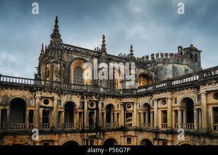 Tomar, Portugal - 10. Juni 2018: Fassade aus dem 12. Jahrhundert Kloster Tomar im manuelinischen Stil - Tomar, Portugal - UNESCO-Welterbe Ref: 265 Stockfoto