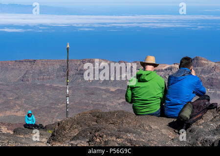 Gipfel des Teide, Teneriffa. Wanderer genießen Sie den spektakulären Sonnenuntergang und Teide der Schatten über dem Horizont von Altavista Zuflucht. Stockfoto