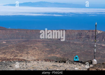 Gipfel des Teide, Teneriffa. Wanderer genießen Sie den spektakulären Sonnenuntergang und Teide der Schatten über dem Horizont von Altavista Zuflucht. Stockfoto