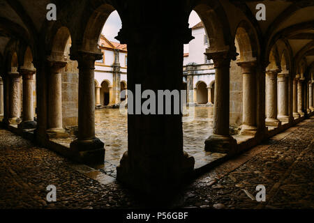 Tomar, Portugal - 10. Juni 2018: Claustro de D. Joao III, Innenhof im 12. Jahrhundert Kloster Christi in Tomar, Portugal UNESCO Weltkulturerbe Re Stockfoto