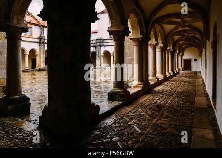 Tomar, Portugal - 10. Juni 2018: Claustro de D. Joao III, Innenhof im 12. Jahrhundert Kloster Christi in Tomar, Portugal UNESCO Weltkulturerbe Re Stockfoto