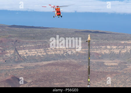 Mountain Rescue Helicopter ist von Altavista Zuflucht genannt zu intervenieren und Abholen, ein älterer Mann, der leidet an Höhenkrankheit oberhalb 3000 m Stockfoto