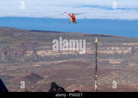 Mountain Rescue Helicopter ist von Altavista Zuflucht genannt zu intervenieren und Abholen, ein älterer Mann, der leidet an Höhenkrankheit oberhalb 3000 m Stockfoto