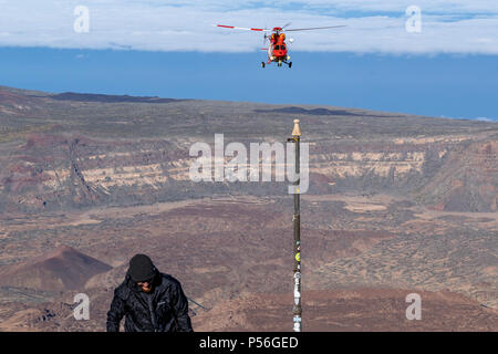 Mountain Rescue Helicopter ist von Altavista Zuflucht genannt zu intervenieren und Abholen, ein älterer Mann, der leidet an Höhenkrankheit oberhalb 3000 m Stockfoto