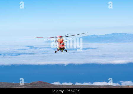 Mountain Rescue Helicopter ist von Altavista Zuflucht genannt zu intervenieren und Abholen, ein älterer Mann, der leidet an Höhenkrankheit oberhalb 3000 m Stockfoto