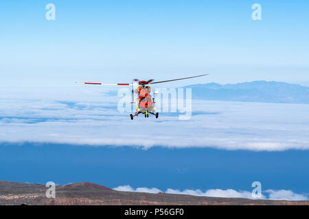 Mountain Rescue Helicopter ist von Altavista Zuflucht genannt zu intervenieren und Abholen, ein älterer Mann, der leidet an Höhenkrankheit oberhalb 3000 m Stockfoto