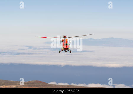 Mountain Rescue Helicopter ist von Altavista Zuflucht genannt zu intervenieren und Abholen, ein älterer Mann, der leidet an Höhenkrankheit oberhalb 3000 m Stockfoto