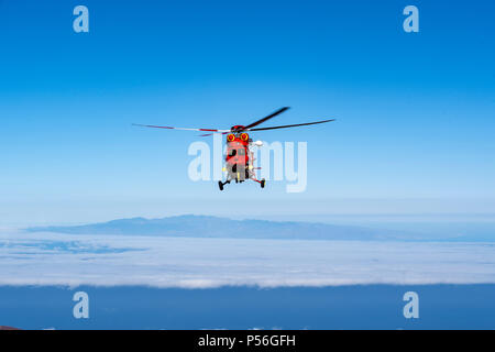 Mountain Rescue Helicopter ist von Altavista Zuflucht genannt zu intervenieren und Abholen, ein älterer Mann, der leidet an Höhenkrankheit oberhalb 3000 m Stockfoto