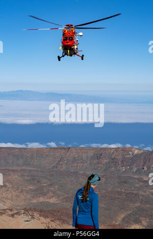 Mountain Rescue Helicopter ist von Altavista Zuflucht genannt zu intervenieren und Abholen, ein älterer Mann, der leidet an Höhenkrankheit oberhalb 3000 m Stockfoto