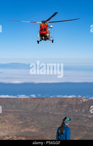 Mountain Rescue Helicopter ist von Altavista Zuflucht genannt zu intervenieren und Abholen, ein älterer Mann, der leidet an Höhenkrankheit oberhalb 3000 m Stockfoto