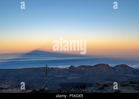 Gipfel des Teide, Teneriffa. Wanderer genießen Sie den spektakulären Sonnenuntergang und Teide der Schatten über dem Horizont von Altavista Zuflucht. Stockfoto