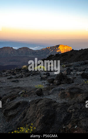 Gipfel des Teide, Teneriffa. Wanderer genießen Sie den spektakulären Sonnenuntergang und Teide der Schatten über dem Horizont von Altavista Zuflucht. Stockfoto