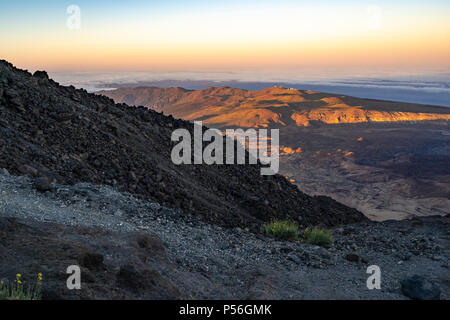 Gipfel des Teide, Teneriffa. Wanderer genießen Sie den spektakulären Sonnenuntergang und Teide der Schatten über dem Horizont von Altavista Zuflucht. Stockfoto