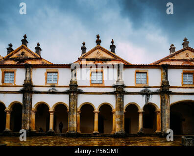 Tomar, Portugal - 10. Juni 2018: Claustro de D. Joao III, Innenhof im 12. Jahrhundert Kloster Christi in Tomar, Portugal UNESCO Weltkulturerbe Re Stockfoto