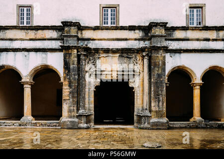 Tomar, Portugal - 10. Juni 2018: Claustro de D. Joao III, Innenhof im 12. Jahrhundert Kloster Christi in Tomar, Portugal UNESCO Weltkulturerbe Re Stockfoto