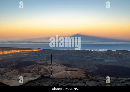 Gipfel des Teide, Teneriffa. Wanderer genießen Sie den spektakulären Sonnenuntergang und Teide der Schatten über dem Horizont von Altavista Zuflucht. Stockfoto