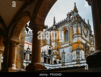Tomar, Portugal - 10. Juni 2018: Die Fassade des Klosters von Christus mit seinen berühmten filigranen Manuelinische Fenster in mittelalterlichen Templer Burg in Tomar, Portu Stockfoto
