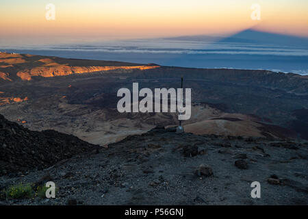 Gipfel des Teide, Teneriffa. Wanderer genießen Sie den spektakulären Sonnenuntergang und Teide der Schatten über dem Horizont von Altavista Zuflucht. Stockfoto