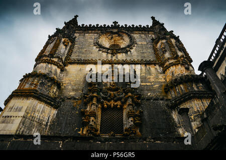 Tomar, Portugal - 10. Juni 2018: Die Fassade des Klosters von Christus mit seinen berühmten filigranen Manuelinische Fenster in mittelalterlichen Templer Burg in Tomar, Portu Stockfoto