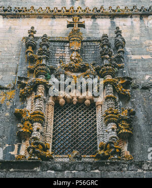 Tomar, Portugal - 10. Juni 2018: Fassade Kloster von Christus mit seinen berühmten filigranen Manuelinische Fenster in mittelalterlichen Templer Burg in Tomar, Portugal Stockfoto