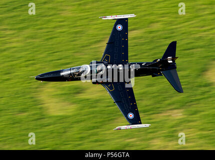 RAF Hawk T2 Jet Trainer flying low level in der Mach loop Bereich von Wales (LFA7, niedrig fliegende Bereich 7) in der Nähe von Snowdonia Stockfoto