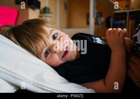 Montreal, Kanada, 24. Juni 2018. Junge 3-jähriger Junge in die Kamera schaut. Credit: Mario Beauregard/Alamy leben Nachrichten Stockfoto