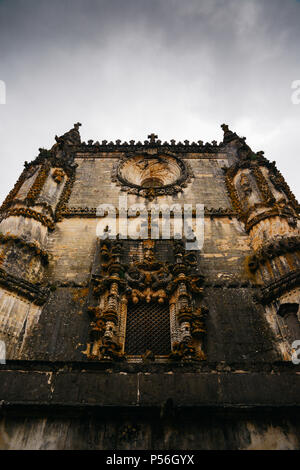 Tomar, Portugal - 10. Juni 2018: Die Fassade des Klosters von Christus mit seinen berühmten filigranen Manuelinische Fenster in mittelalterlichen Templer Burg in Tomar, Portu Stockfoto