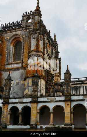 Tomar, Portugal - 10. Juni 2018: Die Fassade des Klosters von Christus mit seinen berühmten filigranen Manuelinische Fenster in mittelalterlichen Templer Burg in Tomar, Portu Stockfoto